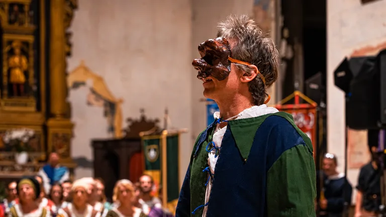 Il personaggio con la maschera rinascimentale sul palco della Cattedrale