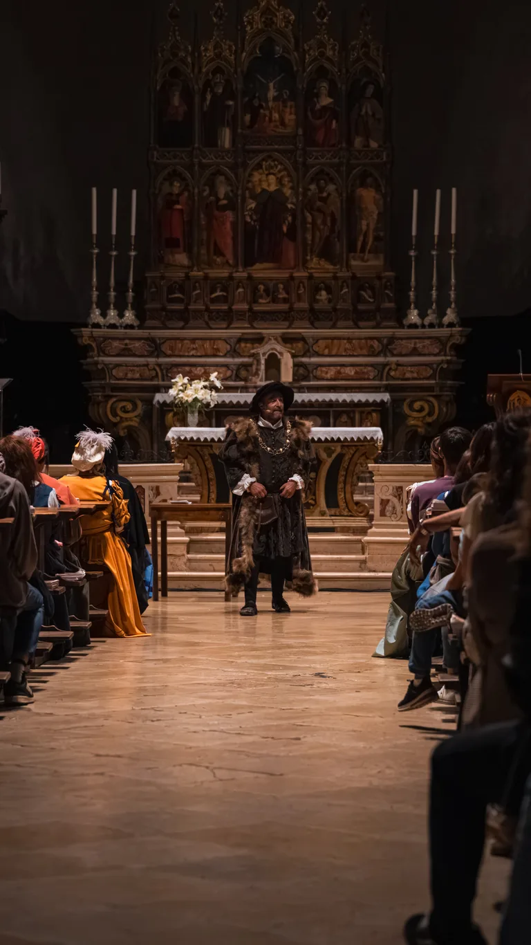 Un attore in costume cinquecentesco avanza lungo la navata della Cattedrale